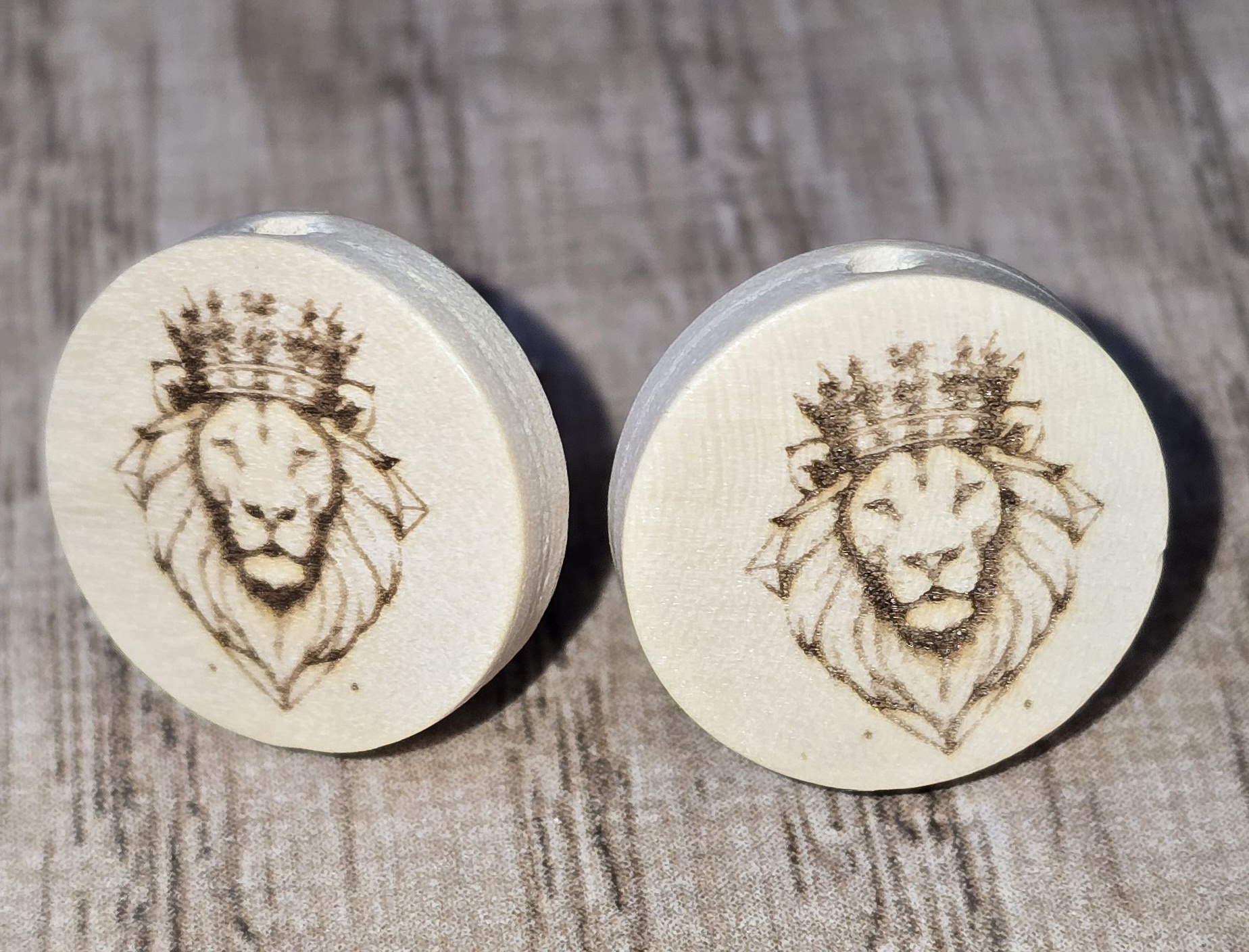 Holzohrstecker „Lion King“