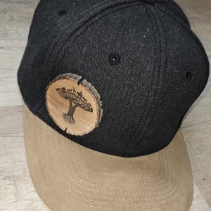 Cap mit Holzschild "Tierbaum" sw